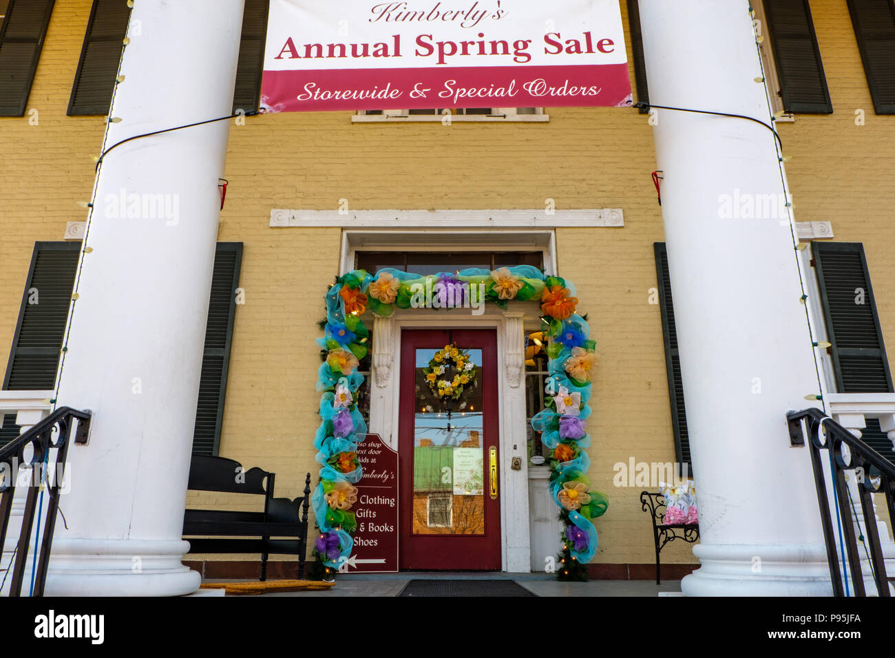 Ghirlanda di primavera e la ghirlanda, Kimberleys, Lilly Pulitzer Company Store, Logan House, 135 North Braddock Street, Winchester Virginia Foto Stock