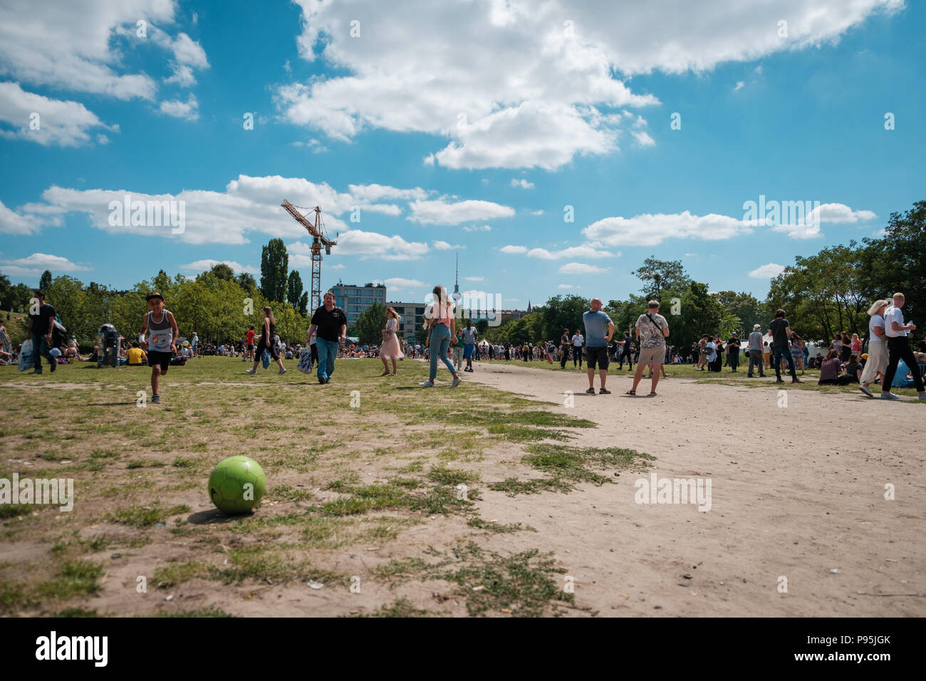 Berlino, Germania - Luglio 2018: molte persone nelle affollate Park (Mauerpark) su una soleggiata giornata estiva a Berlino, Germania Foto Stock