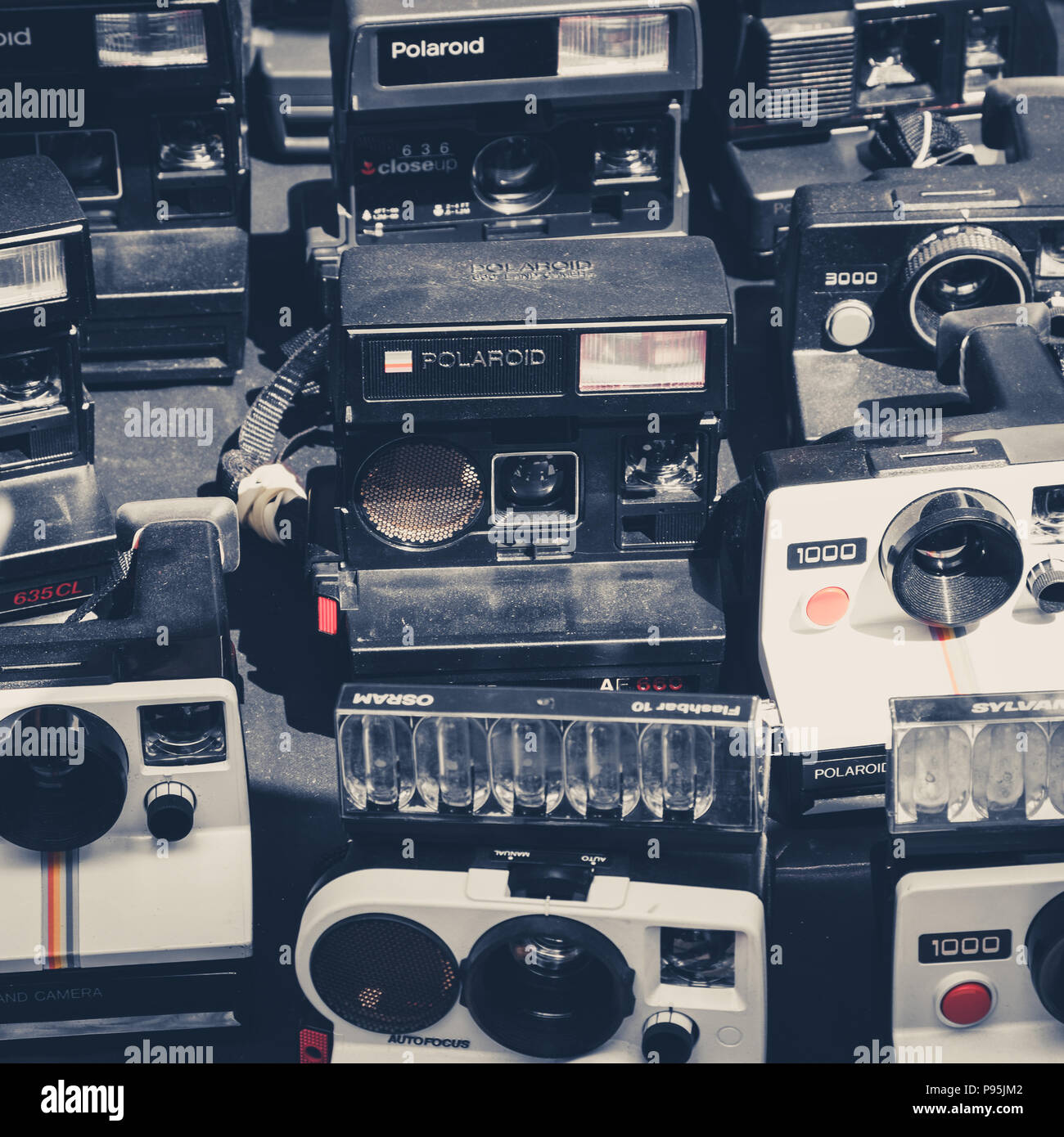 Berlino, Germania - Luglio 2018: vecchia fotocamera retrò / vintage fotocamera polaroid raccolta, sul mercato delle pulci a Mauerpark a Berlino, Germania Foto Stock