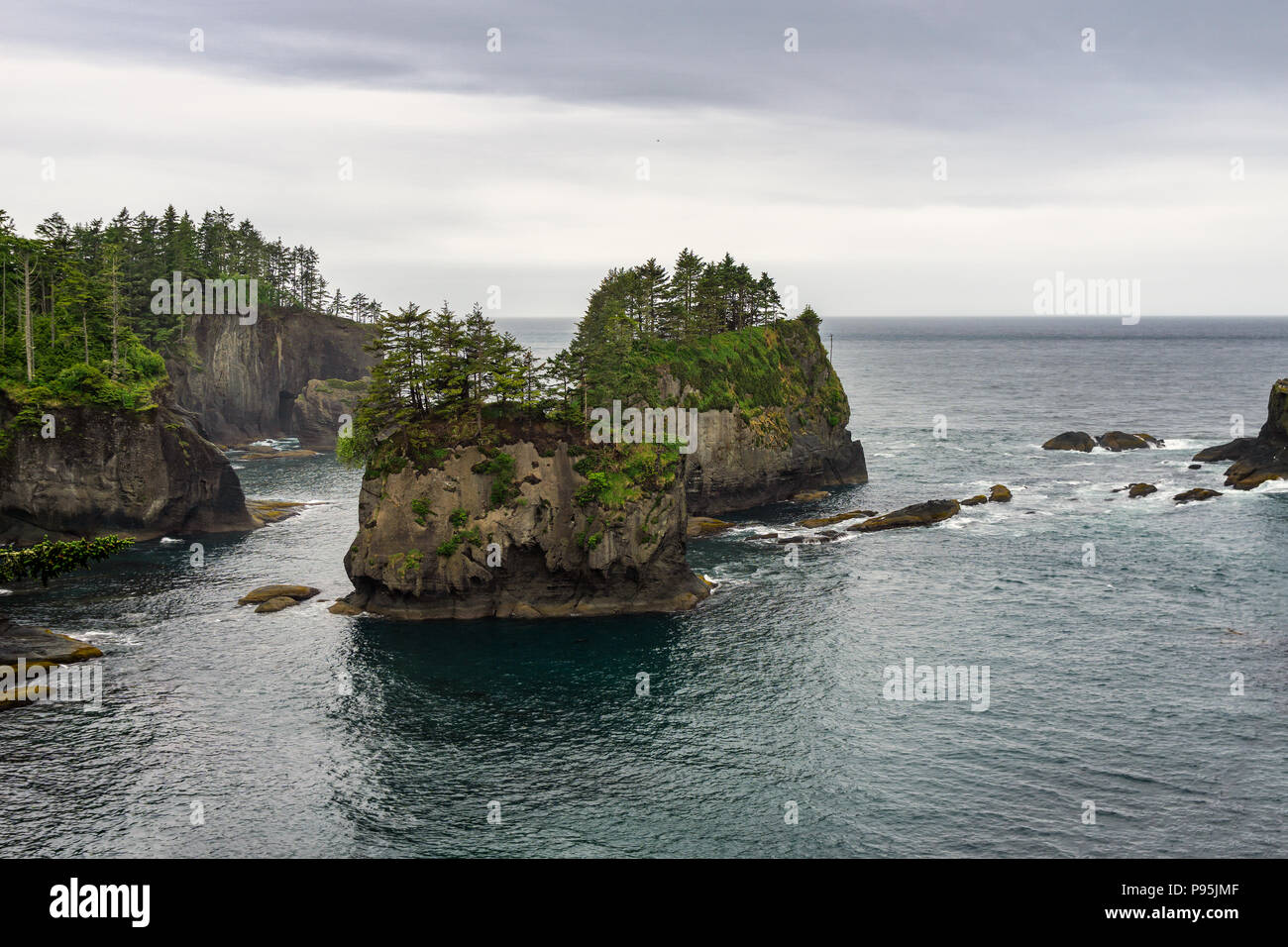 Mare iconico di pile di Cape lusinghe più lontano a nord-ovest posizione negli Stati Uniti continentali, Makah prenotazione, Penisola Olimpica, nello Stato di Washington, USA. Foto Stock