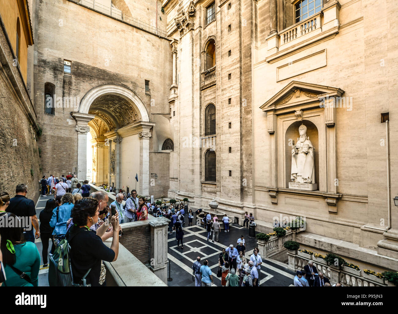 I turisti bere dalla fontana di acqua solo all'interno del massiccio ingresso sincronizzato al Museo del Vaticano nella Città del Vaticano Foto Stock