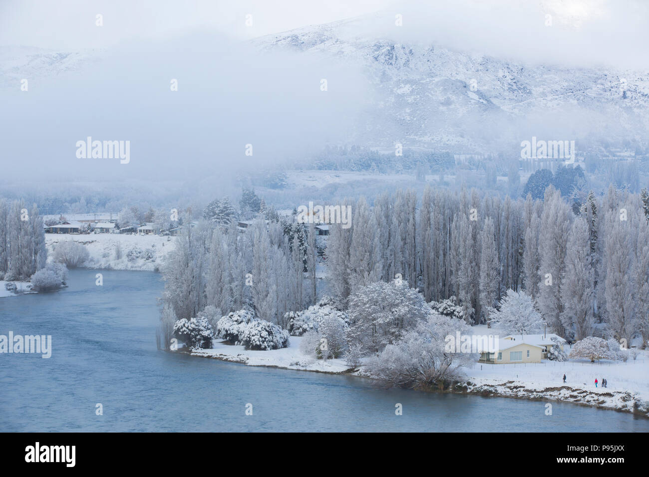 Il Clutha River, Otago con una fresca spolverata di neve in inverno Foto Stock