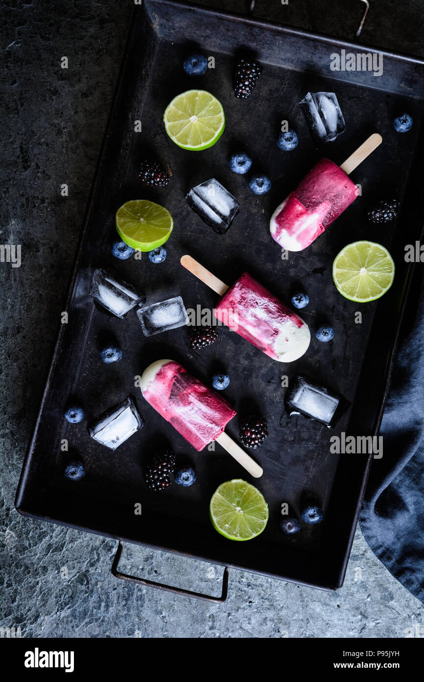 In casa mirtillo, mora e key lime popsicles Foto Stock
