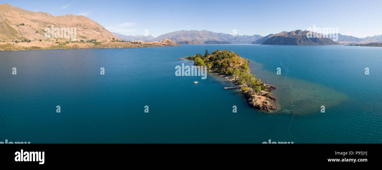Panoramica aerea di stand up paddle boarders paddling a Ruby isola sul lago Wanaka, Nuova Zelanda Foto Stock