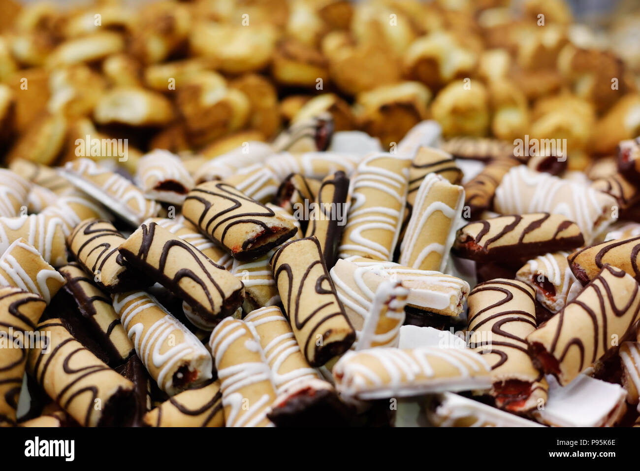 Ripieni di marmellata biscotto vetrato cookie bar. Messa a fuoco selettiva. Foto Stock