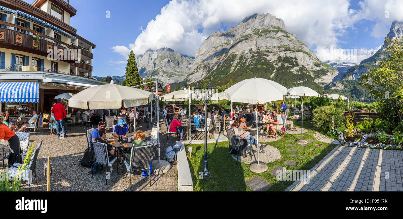 Il ristorante terrazza dell'Hotel Spinne in Grindelwald, Oberland bernese, con vedute del Schreckhorn Wetterhorn e le montagne della regione della Jungfrau Foto Stock