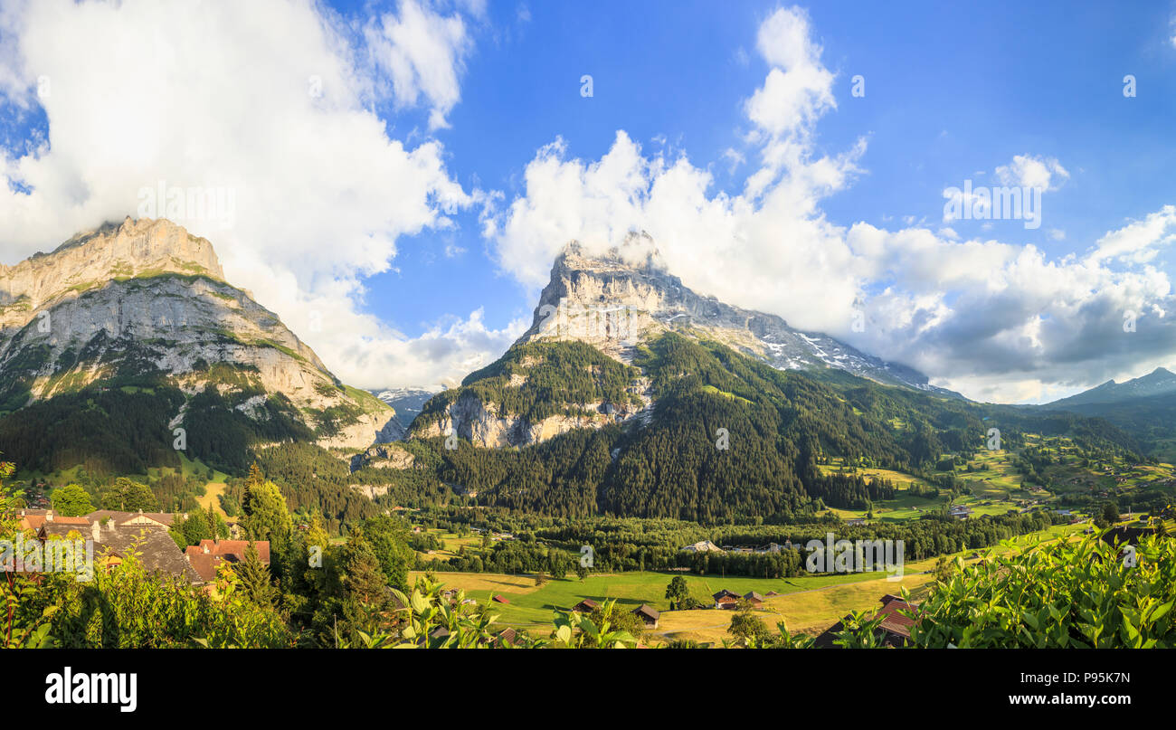 Vista panoramica dell'iconico Schreckhorn e montagne Eiger visto da Grindelwald village, regione di Jungfrau dell'Oberland Bernese, Svizzera Foto Stock