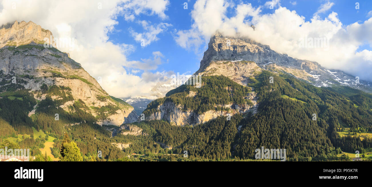 Vista panoramica dell'iconico Schreckhorn e montagne Eiger visto da Grindelwald village, regione di Jungfrau dell'Oberland Bernese, Svizzera Foto Stock