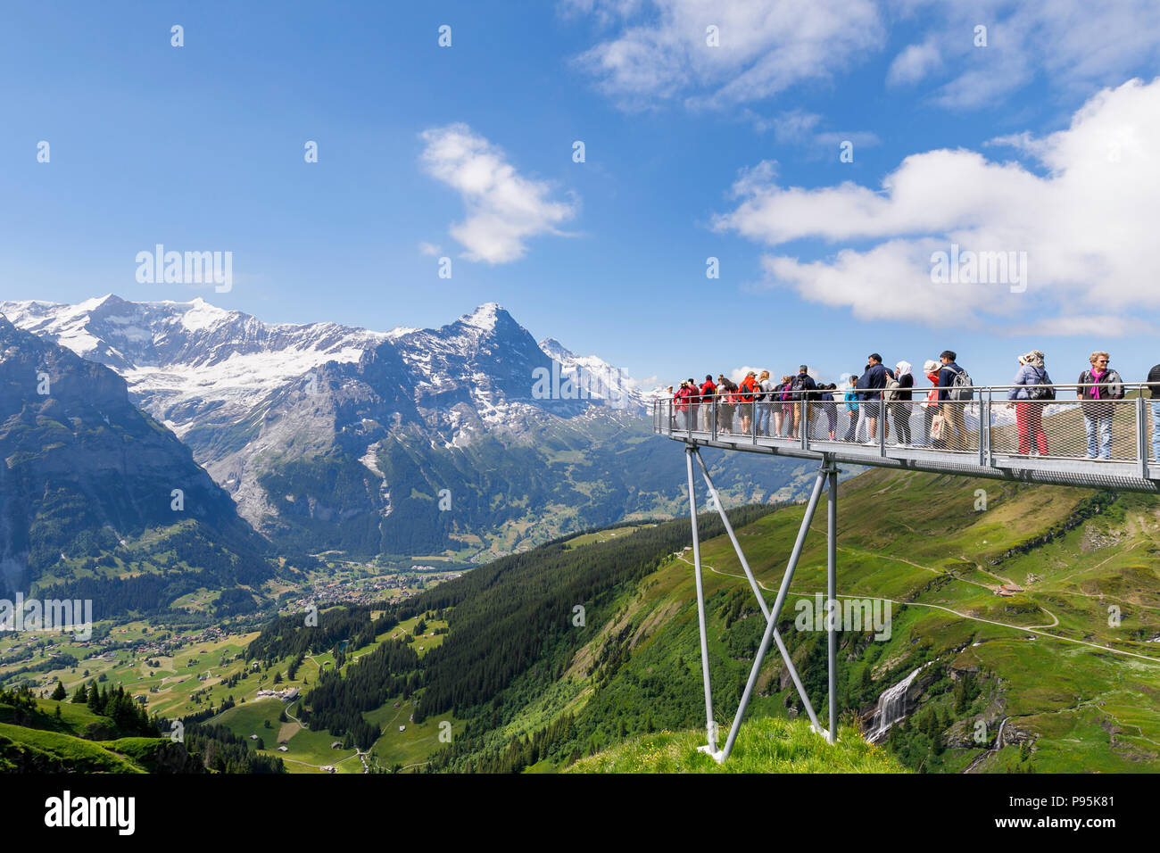 Piattaforma di Osservazione a Grindelwald-First, regione di Jungfrau dell Oberland Bernese, Alpi, Svizzera con vedute dell'Eiger, Monsch e monte Jungfrau Foto Stock