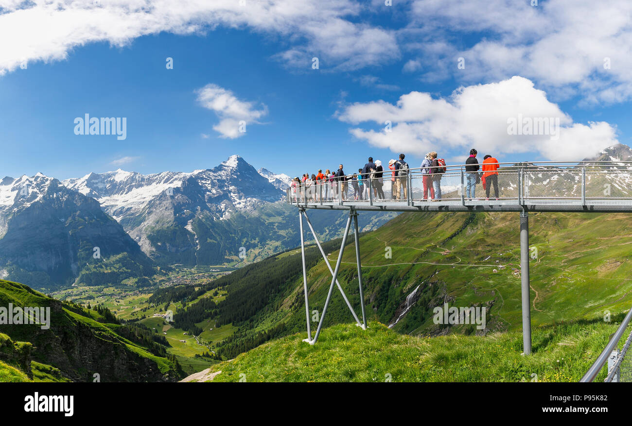 Piattaforma di Osservazione a Grindelwald-First, regione di Jungfrau dell Oberland Bernese, Alpi, Svizzera con vedute dell'Eiger, Monsch e monte Jungfrau Foto Stock