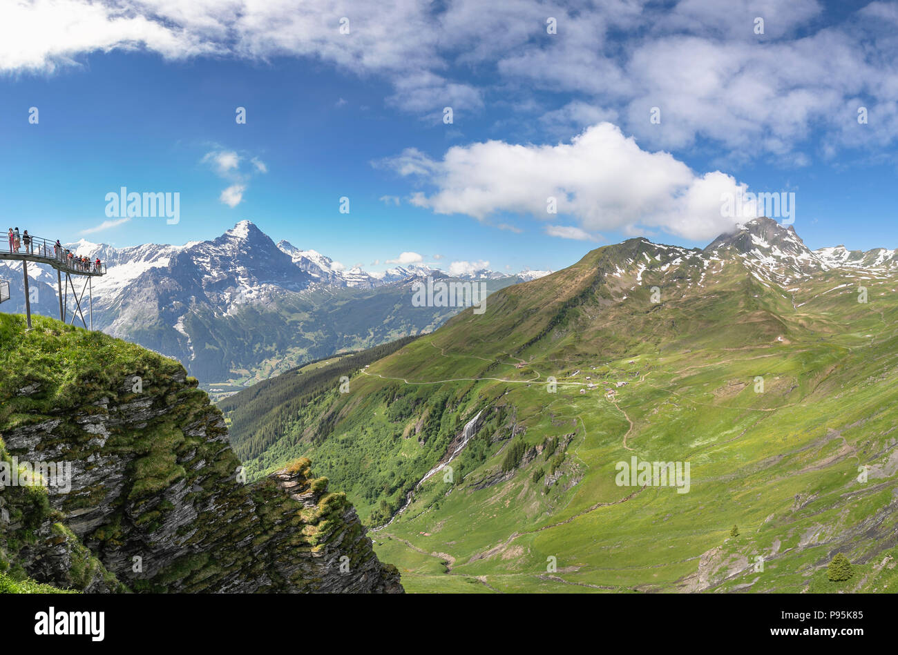 Vista da Grindelwald-First dell'Eiger, Bachlager cascata e montagna Faulhorn, regione di Jungfrau dell Oberland Bernese, Alpi, Svizzera Foto Stock