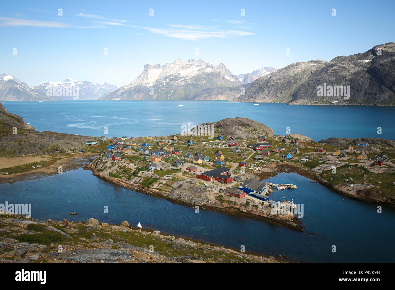 La Groenlandia, Kujalleq, Aappilattoq, vista del villaggio con montagne panoramiche e l'acqua. Foto Stock