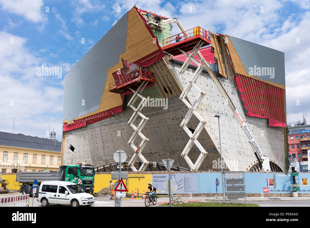 La costruzione del rivestimento sul nuovo e spettacolare museo di arte Landesgalerie Niederösterreich, a Krems, Austria inferiore Foto Stock