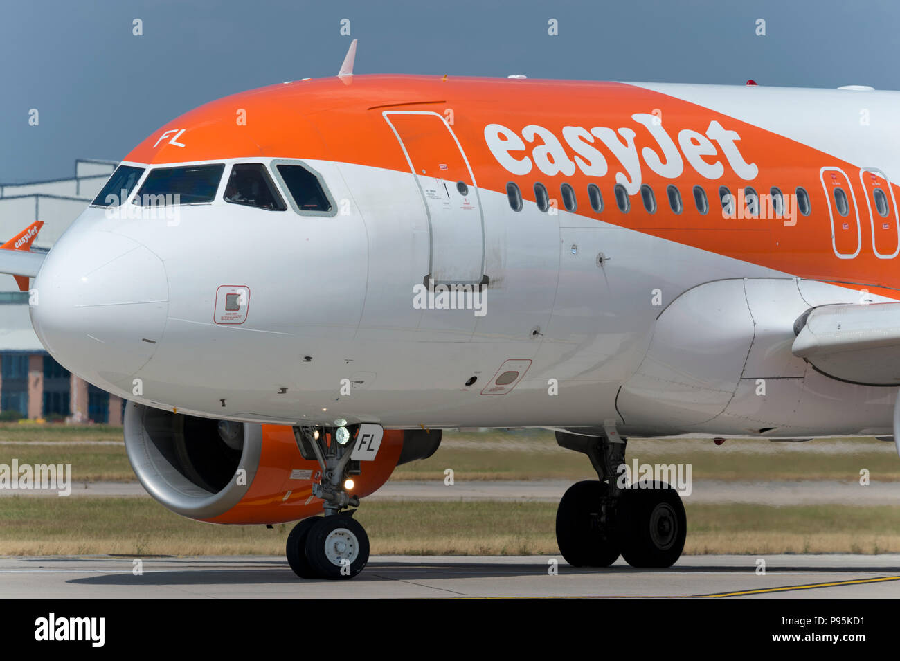 Un Easyjet Airbus A319 i taxi lungo la pista dell'aeroporto di Manchester mentre si prepara a decollare. Foto Stock