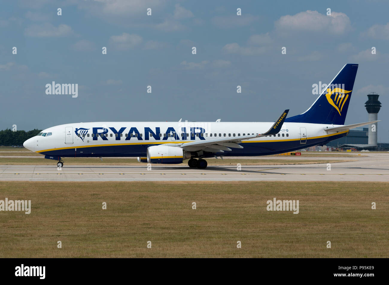 A Ryanair Boeing 737-8come siede sulla pista dell'aeroporto di Manchester che si prepara a decollare. Foto Stock