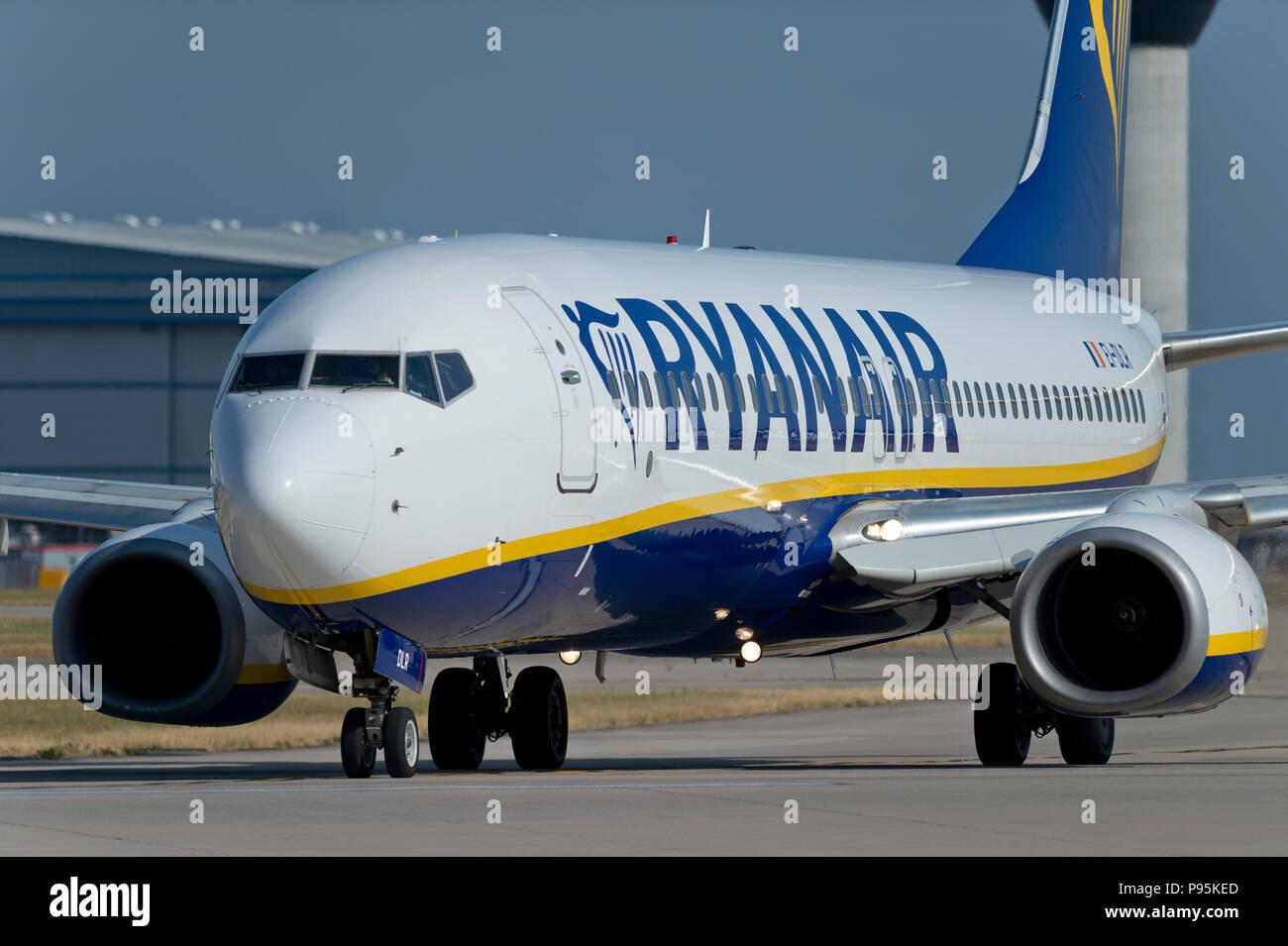 A Ryanair Boeing 737-8come taxi lungo la pista dell'aeroporto di Manchester mentre si prepara a decollare. Foto Stock