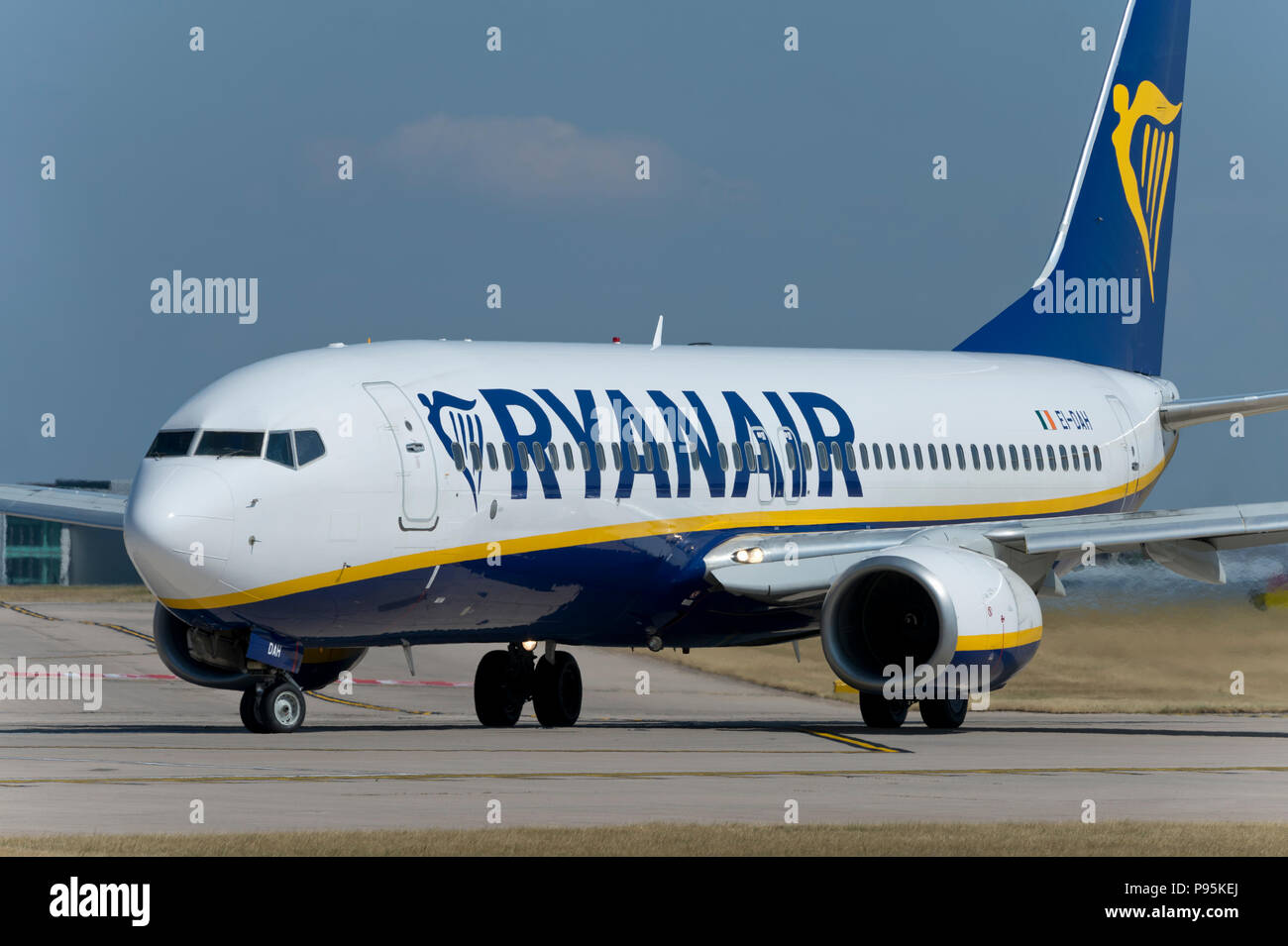 A Ryanair Boeing 737-8come taxi lungo la pista dell'aeroporto di Manchester mentre si prepara a decollare. Foto Stock