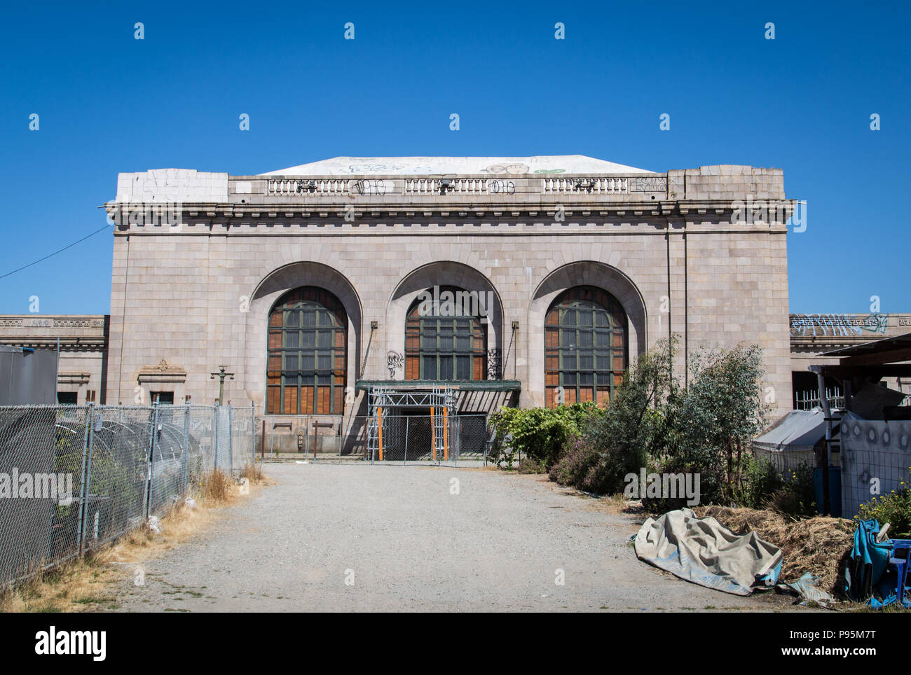 Abbandonata, saliti a bordo di ingresso della 16th Street Stazione ferroviaria nella zona ovest di Oakland, California. Foto Stock