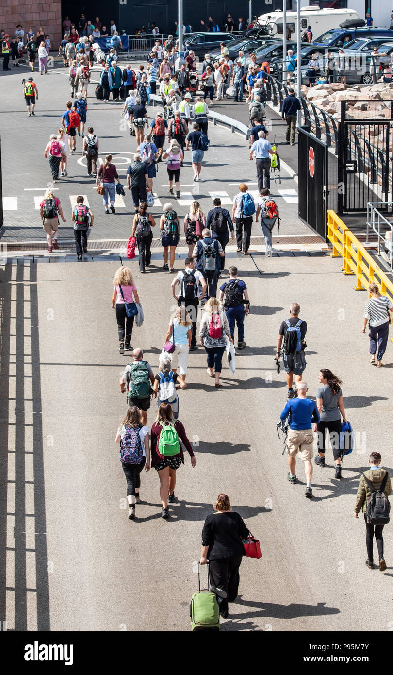I passeggeri che arrivano a Brodick, Isle of Arran, tramite la rampa in barca a causa di un problema con il passeggero sistema di accesso presso il nuovo terminal per i traghetti. Foto Stock