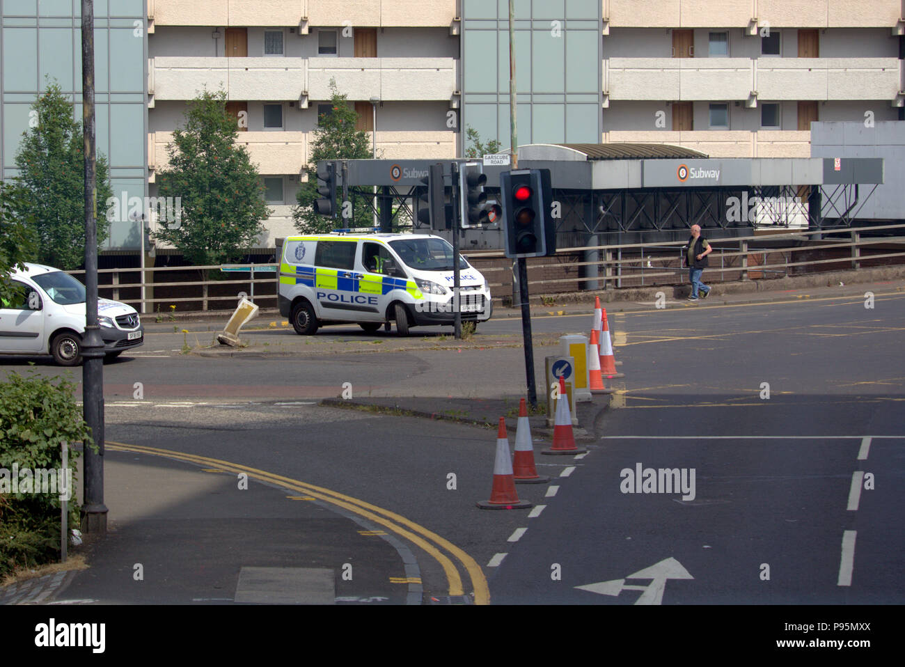 Traffico coni polizia van cordon a cowcaddens alla metropolitana di blocco stradale garscube access road Glasgow Foto Stock