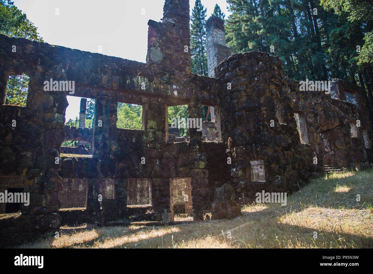 Le aperture a finestra della casa abbandonata di Jack London vicino a Glen Ellen, California, chiamato Casa Wolf. Foto Stock