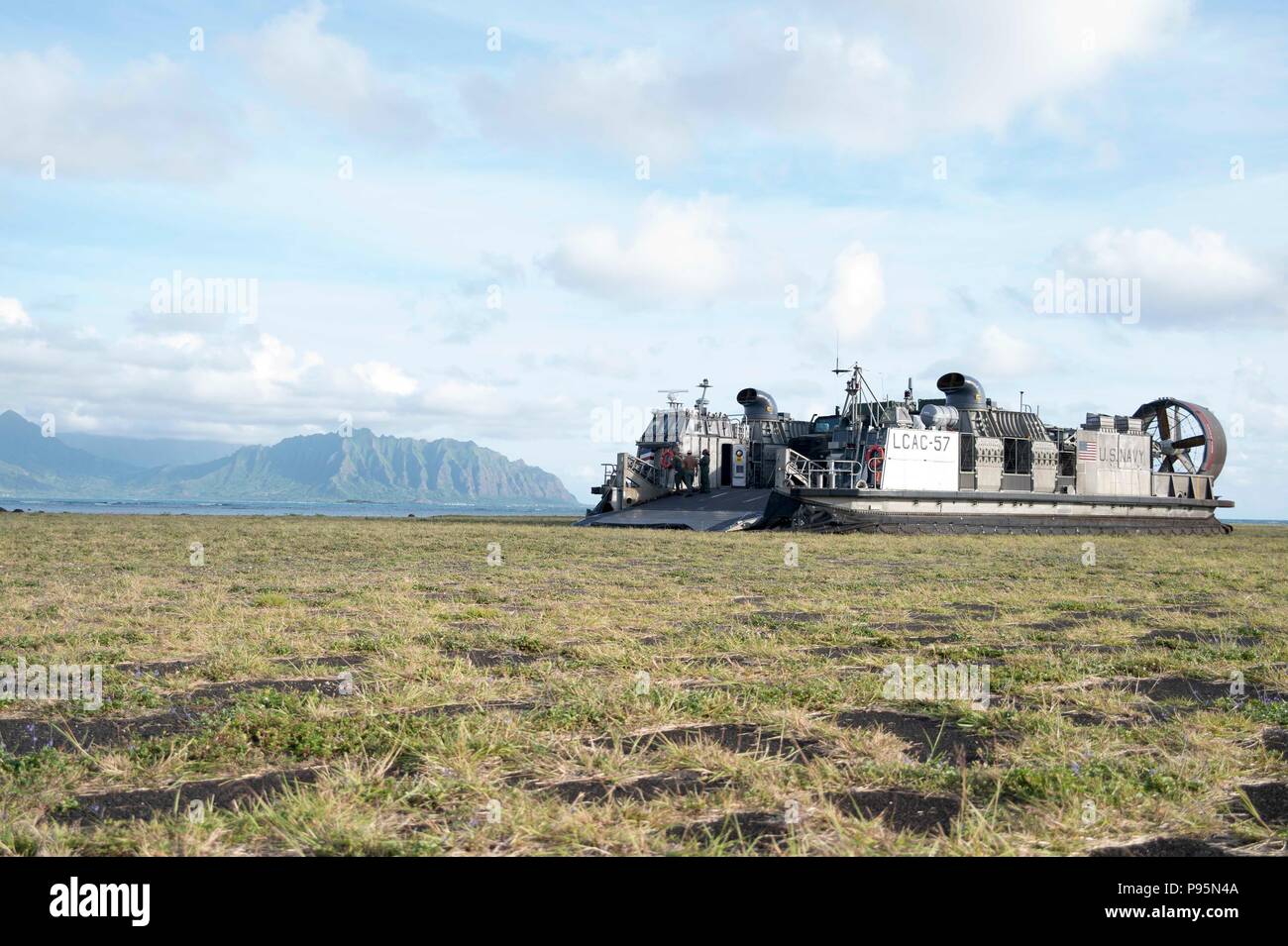 180712-N-XK809-1181 Marine Corps base HAWAII , (12 luglio 2018) Landing Craft Air Cushion (LCAC) 57, assegnato all assalto unità artigianali (ACU) 5, conduce la nave-shore le operazioni tra l'assalto anfibio nave USS Bonhomme Richard (LHD 6) e Marine Corps base Hawaii durante il 2018 Rim del Pacifico (RIMPAC) esercizio. Venticinque nazioni, 46 navi, cinque sommergibili, circa 200 aerei e 25.000 personale partecipano RIMPAC dal 27 giugno al 2 agosto in e intorno alle Isole Hawaii e la California del Sud. Il più grande del mondo marittimo internazionale esercitazione RIMPAC fornisce un unico Foto Stock