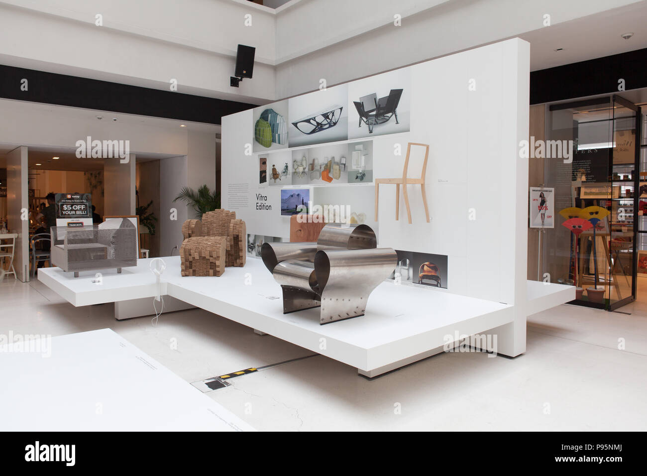 Vitra vetrina espositiva il loro meraviglioso designer sedie in Singapore Foto Stock
