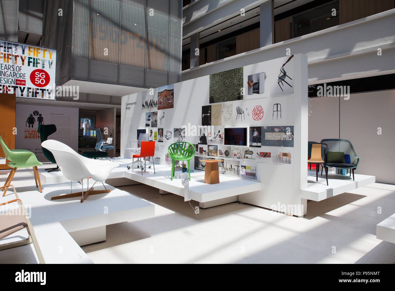 Vitra vetrina espositiva il loro meraviglioso designer sedie in Singapore Foto Stock