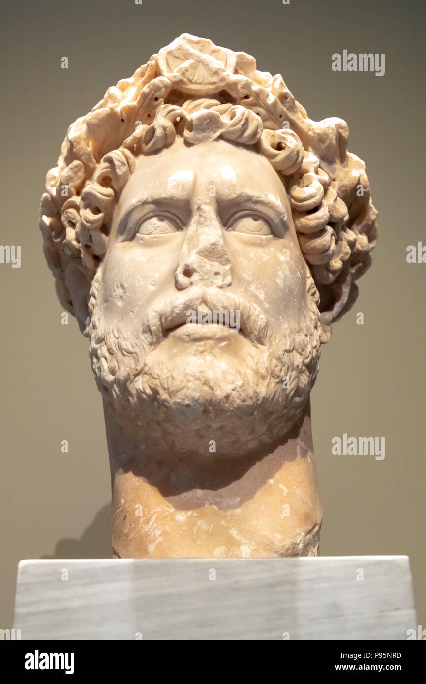 L'imperatore Adriano, colossale Ritratto di testa, Pentelic marmo, trovati in Atene, 130-140 d.c. Foto Stock