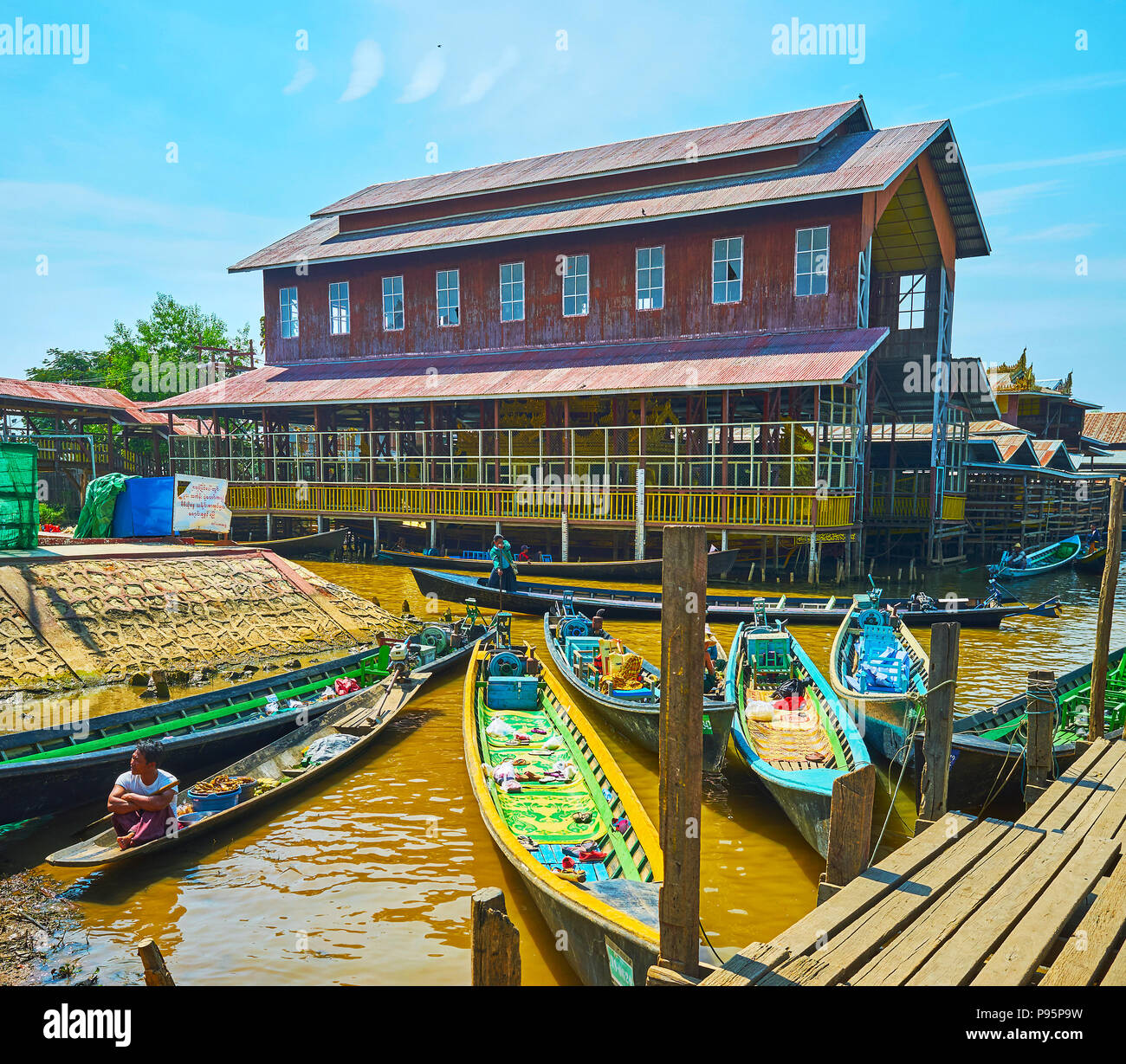 YWAMA, MYANMAR - 18 febbraio 2018: l'edificio in legno sul Lago Inle serve come rifugio per la festosa barge in forma di Karaweik (bramino duck) per carryi Foto Stock