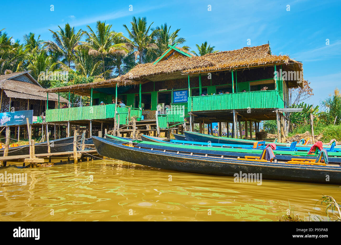 YWAMA, MYANMAR - 18 febbraio 2018: Il vecchio ristorante di famiglia nella palafitta sul Lago Inle, turistico kayak sono ormeggiati davanti, il 18 febbraio in Foto Stock