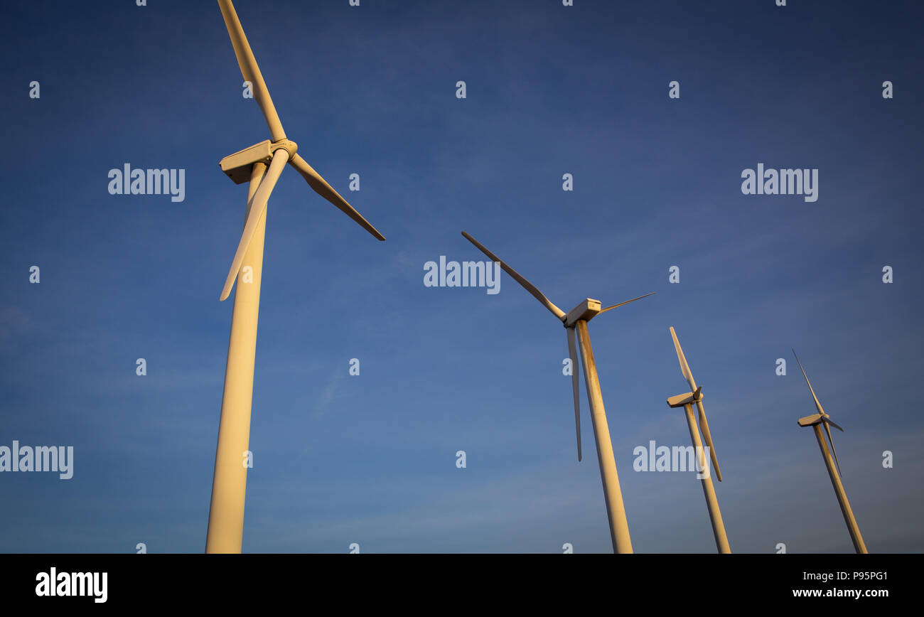 Una fila di turbine eoliche Foto Stock