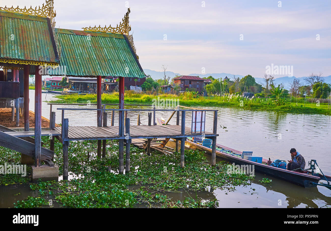 YWAMA, MYANMAR - 18 febbraio 2018: la bella stilt portico di Nga Phe Chaung Monastero di jumping gatti con verde lotus piante, crescono intorno ad esso Foto Stock