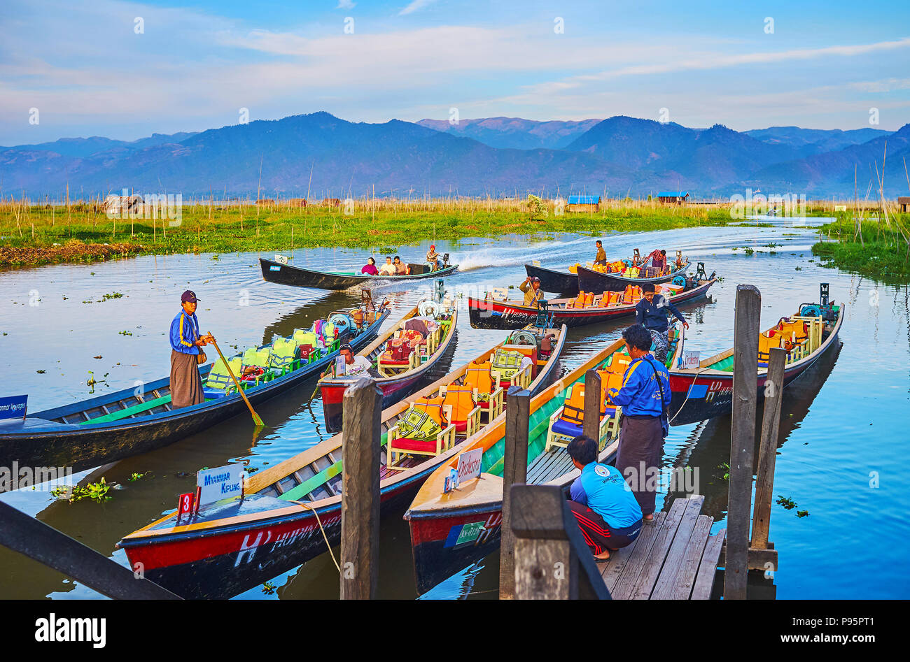 YWAMA, MYANMAR - 18 febbraio 2018: Il molo di Nga Phe Chaung Monastero di jumping gatti con canoe ormeggiate in attesa per i turisti, il 18 febbraio Foto Stock