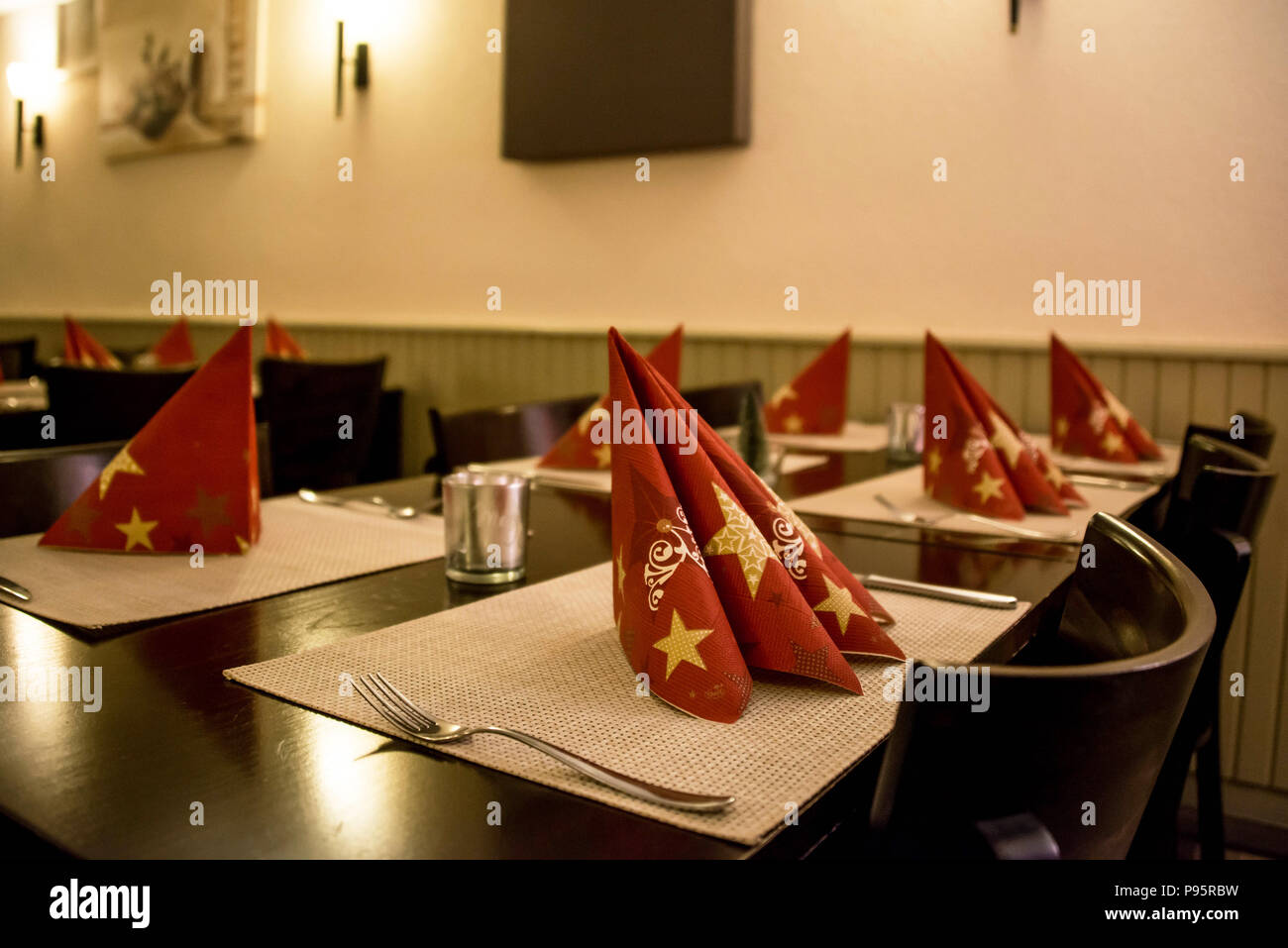 Natale e Anno Nuovo Holiday Impostazione tabella. Celebrazione. Impostazione del posto per la cena di Natale. Decorazioni per le vacanze. Il decor. Foto Stock