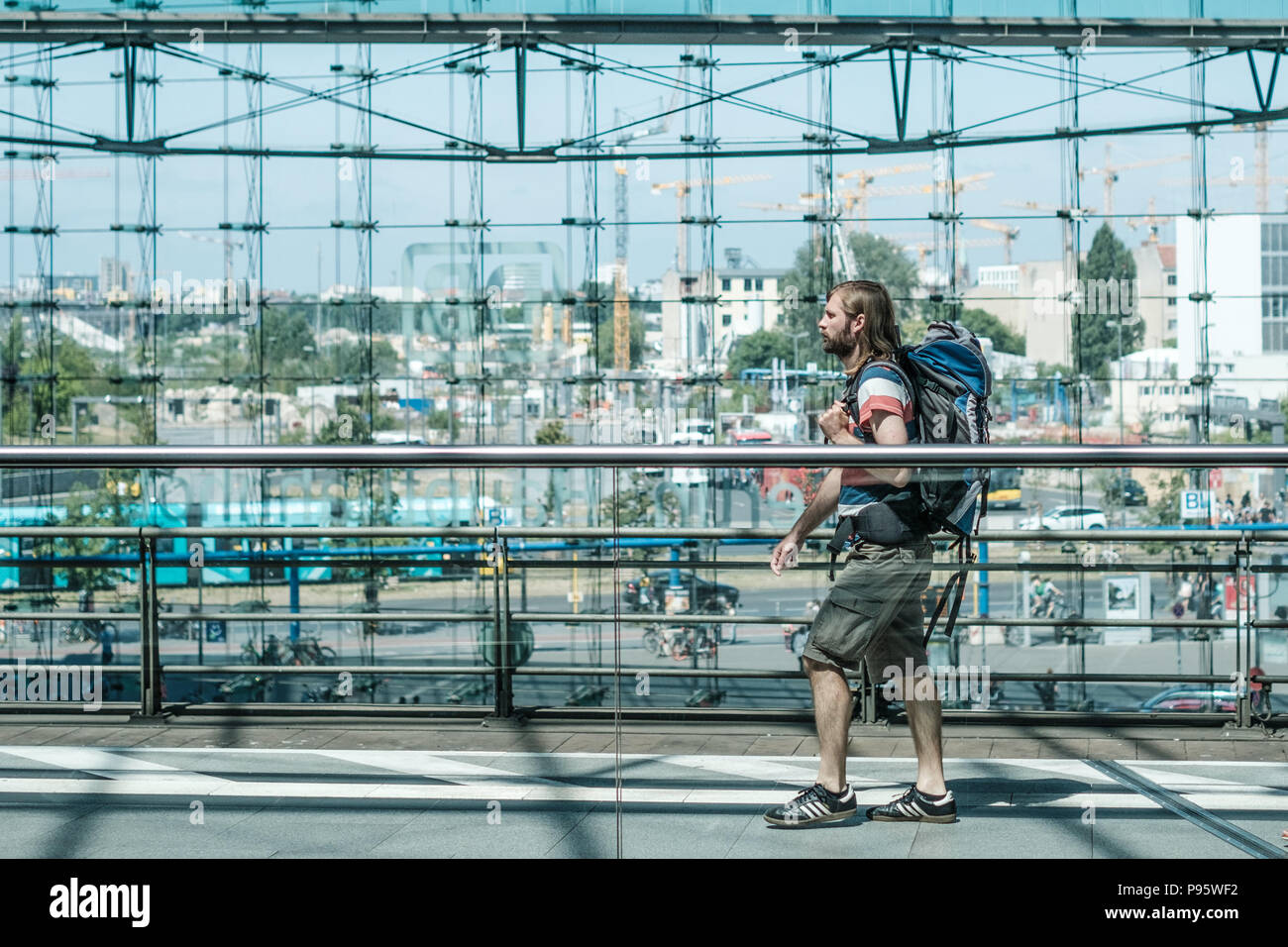 Berlino, Germania - Luglio 2017: giovane con uno zaino viaggiare alla stazione principale (Hauptbahnhof) a Berlino Germania Foto Stock