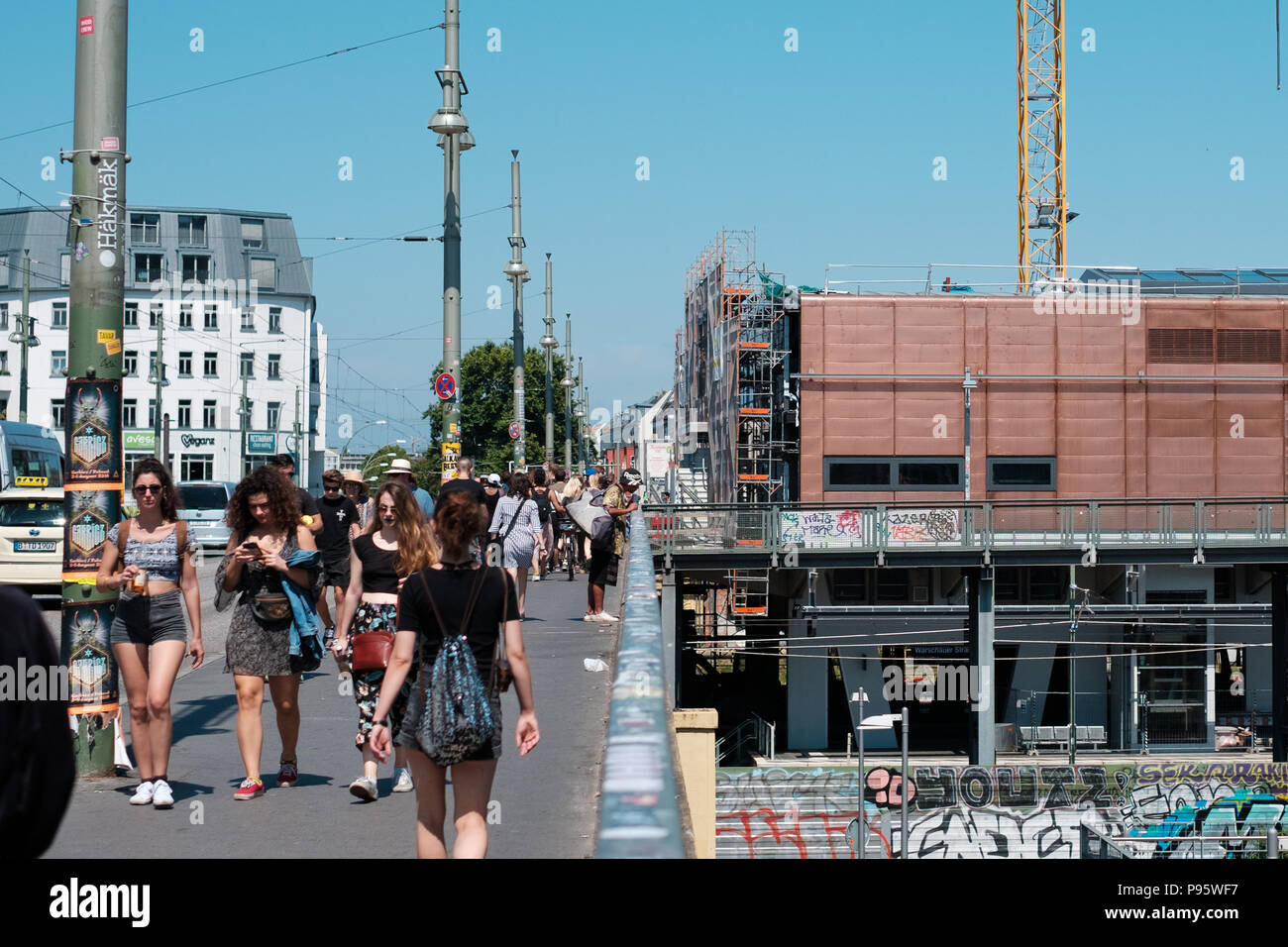 Berlino, Germania - Luglio 2017: la gente camminare sul marciapiede pedonale a Warschauer Strasse a Berlino su una soleggiata giornata estiva Foto Stock