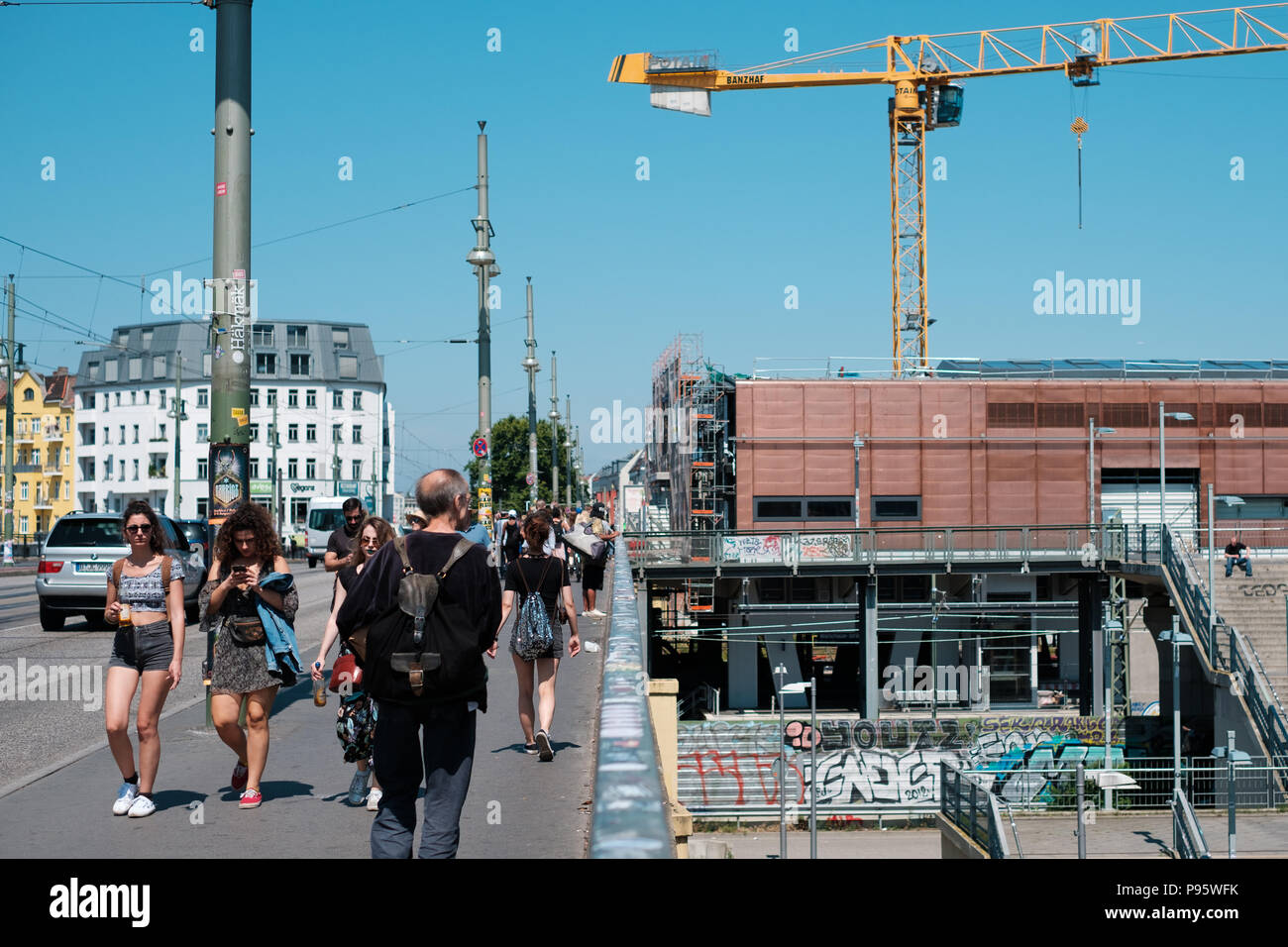 Berlino, Germania - Luglio 2017: la gente camminare sul marciapiede pedonale a Warschauer Strasse a Berlino su una soleggiata giornata estiva Foto Stock