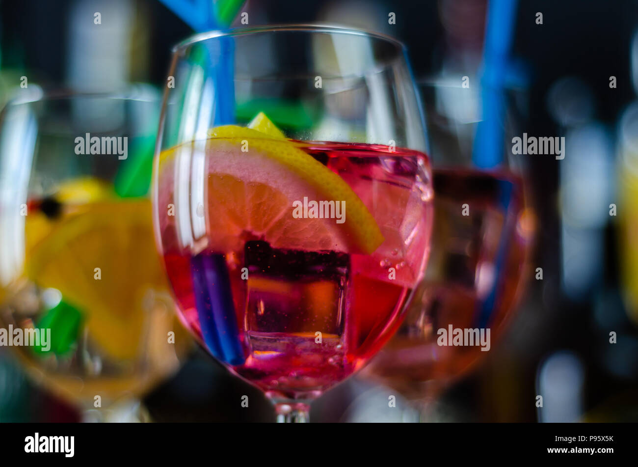 Fresca e dissetante cocktail a base di gin, un caratteristico aroma di erbe, bar Foto Stock