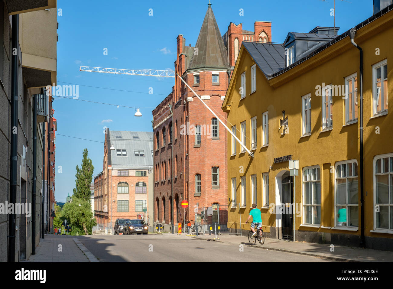 Albergo per ordine fraterno W6 (edificio giallo) a Bredgatan nel centro di Norrkoping. Norrkoping è una storica città industriale. Foto Stock