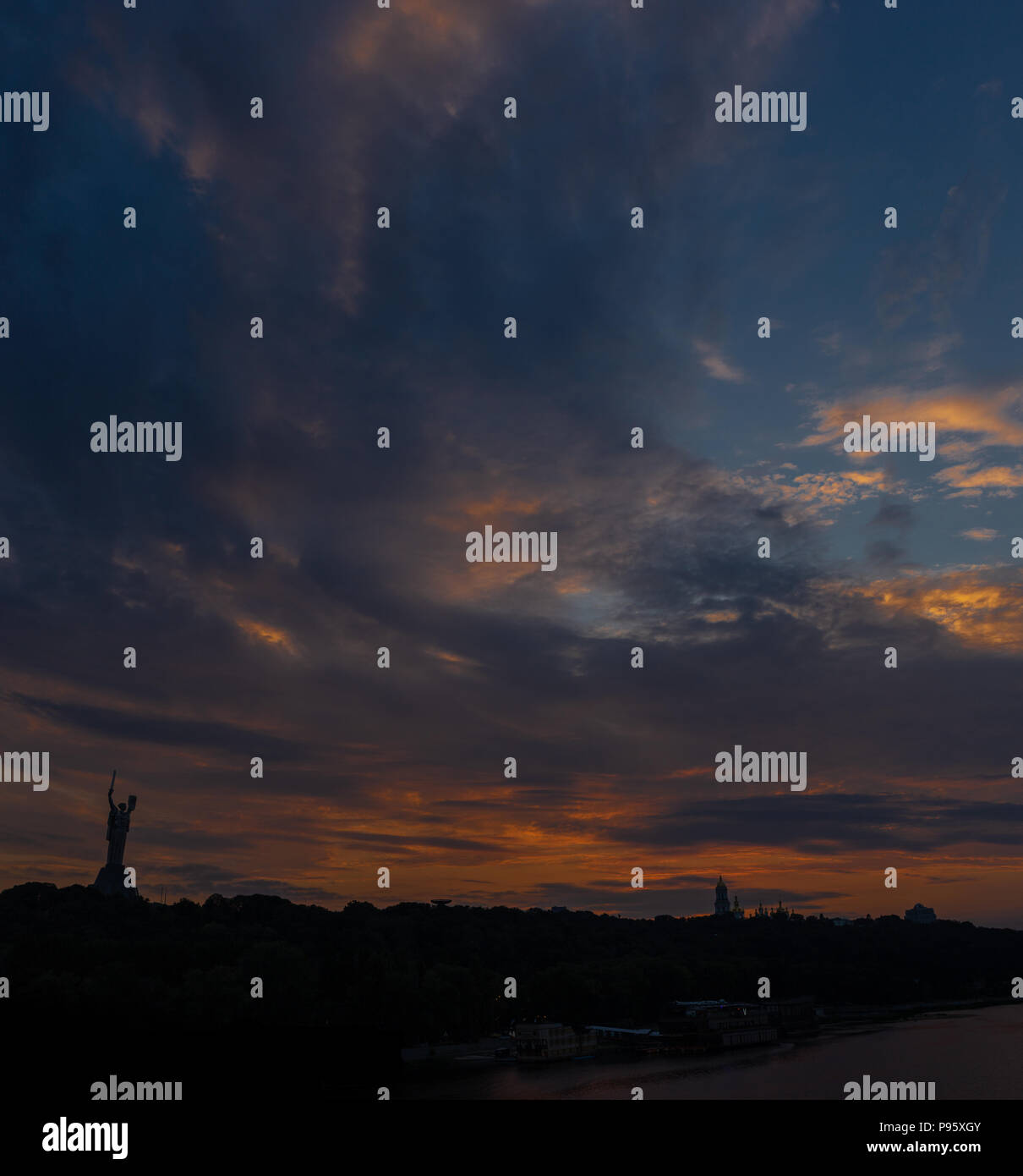 Lavra torre campanaria e patria monumento contro il grande rosso tramonto e il cielo in estate in Ukkraine Foto Stock