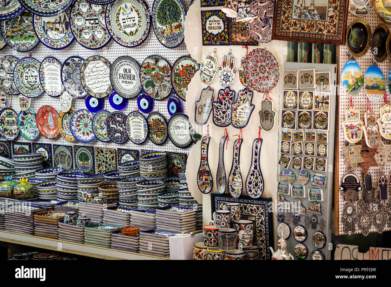 Pressione di stallo di Souvenir vendita israeliano tradizionali ceramiche e terrecotte nel mercato arabo - Gerusalemme, Israele Foto Stock