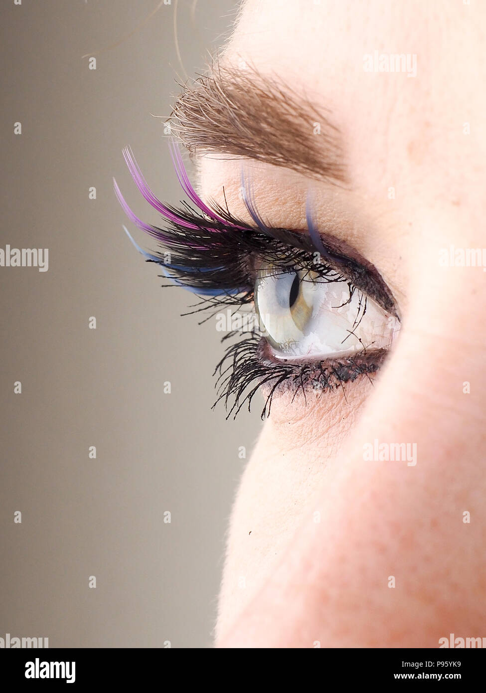 Close-up di occhio, l'occhio umano lateralmente, della ragazza con gli occhi grandi ciglia finte. Foto Stock
