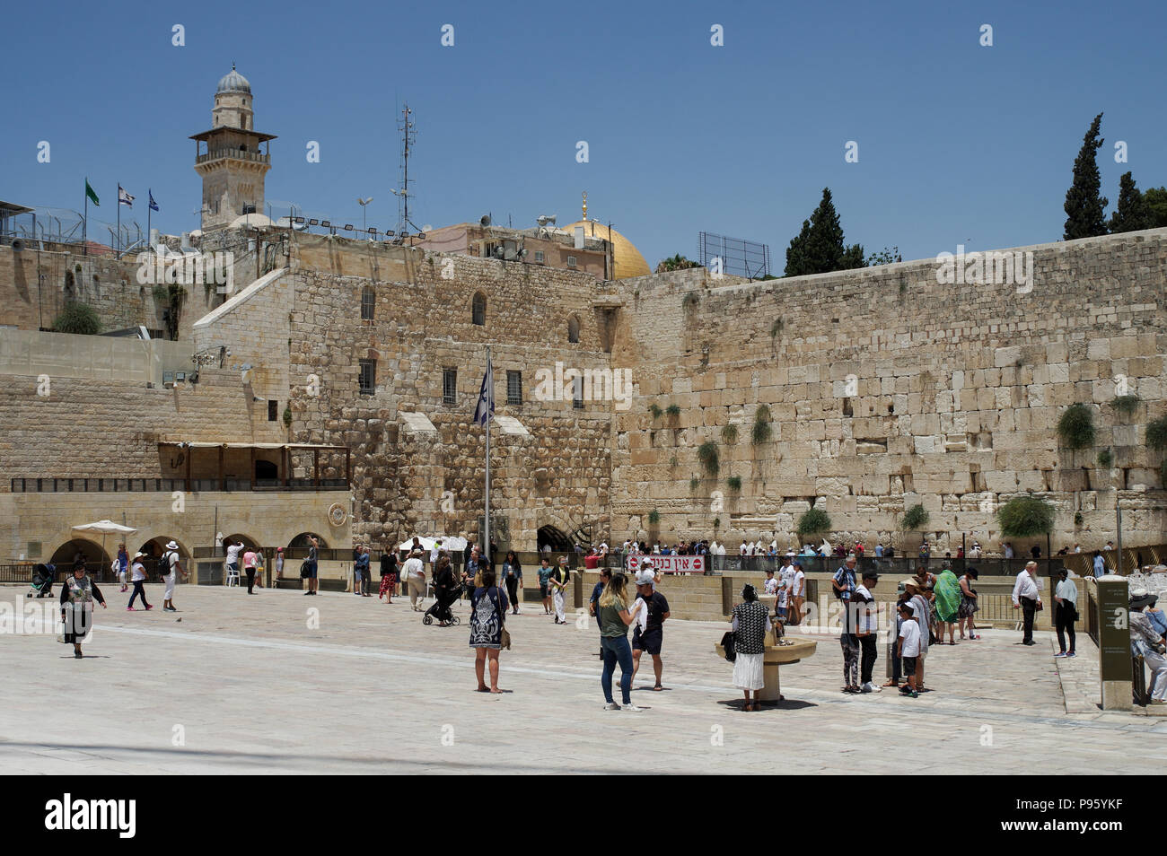 Visitatori presso il Muro Occidentale di Gerusalemme, Israele Foto Stock