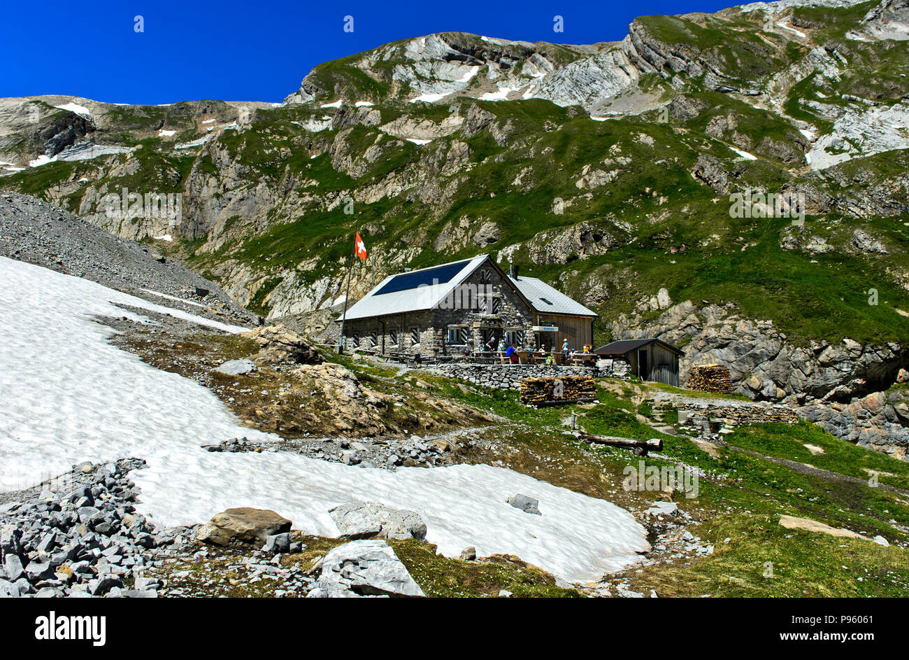 Rifugio di montagna Wildhornhütte del Club Alpino Svizzero, Alpi Bernesi, Lenk, Svizzera Foto Stock