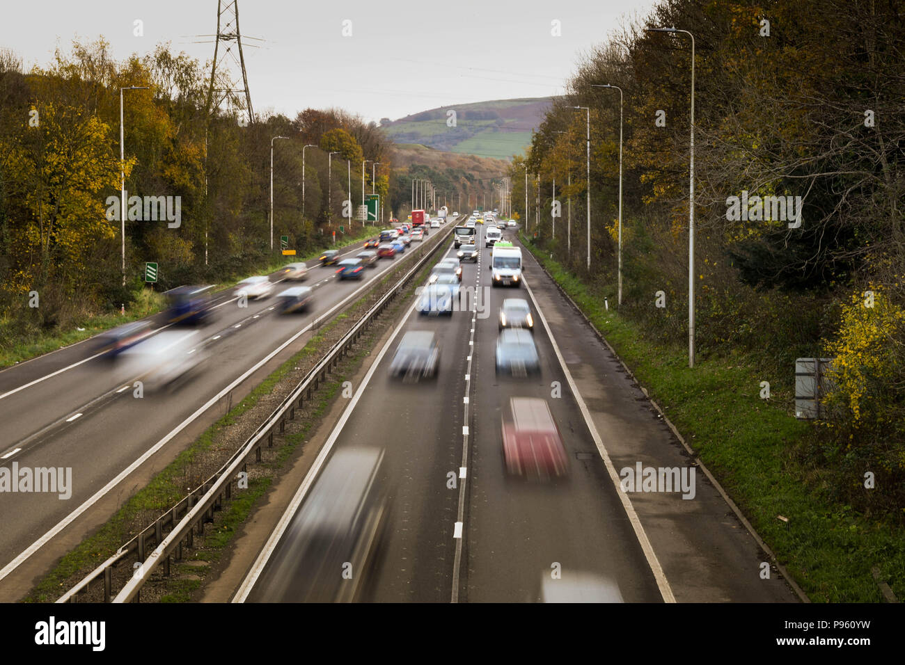 Carte che viaggiano sulla A470 a doppia carreggiata a barca superiore, pontypridd, con otturatore lento velocità utilizzata per sfocare il movimento del traffico Foto Stock