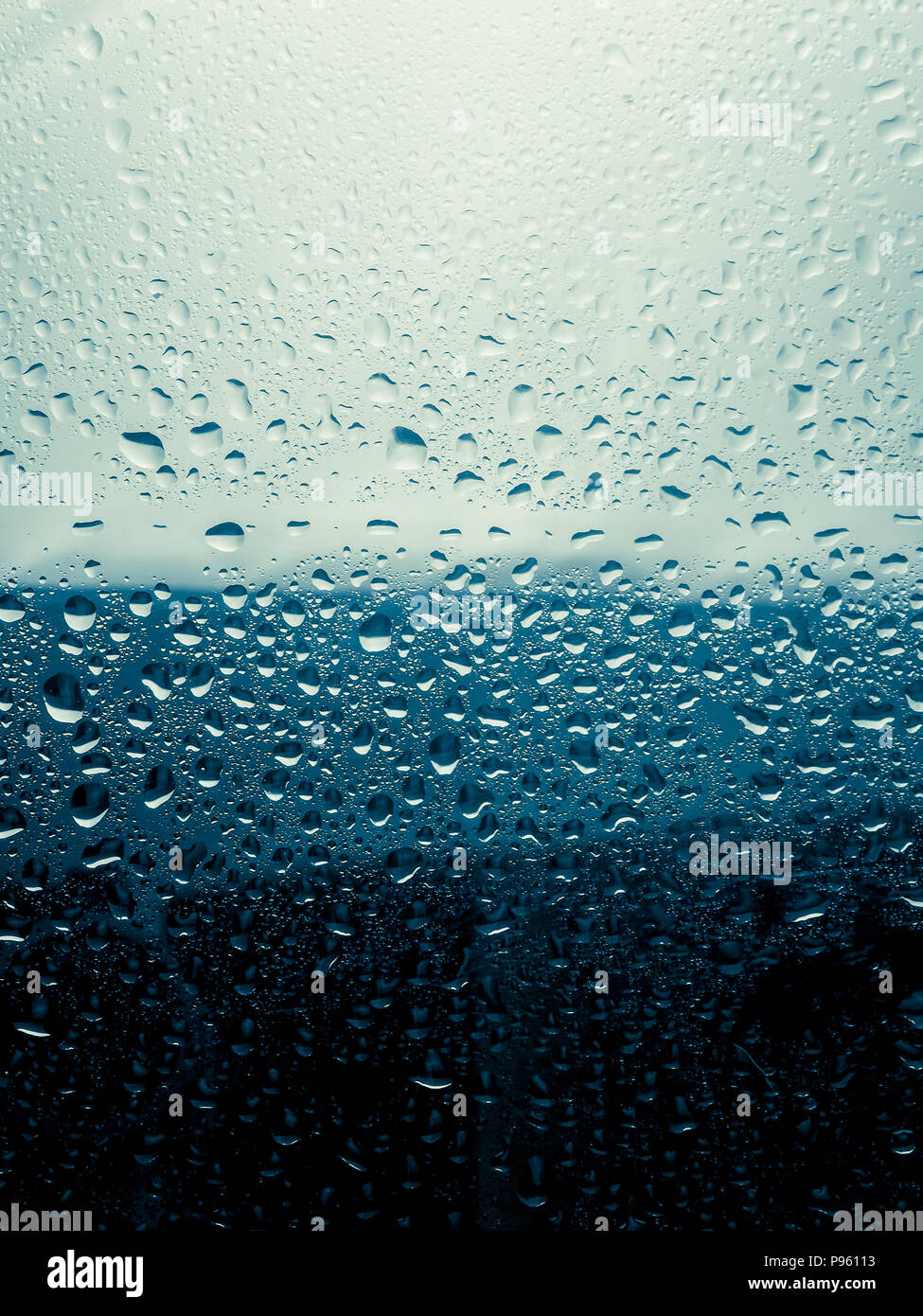 Goccia di acqua sul vetro di background windows, piove sul vetro della finestra fuori città per lo sfondo. Foto Stock