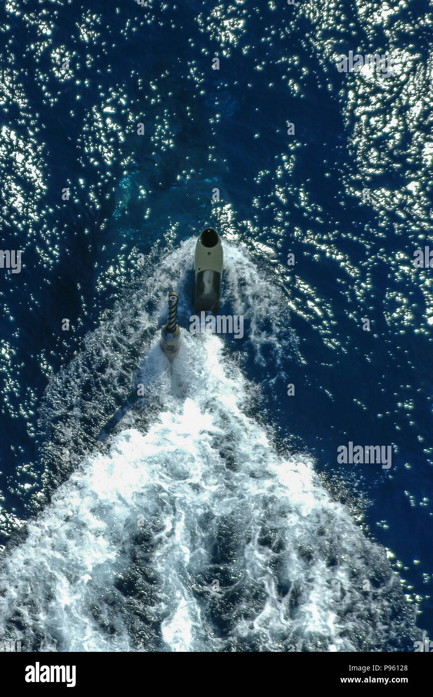 Una veduta aerea del periscopio del Royal Australian Navy classe Collins sommergibile HMAS Rankin sommergendo sotto l'oceano. Foto Stock