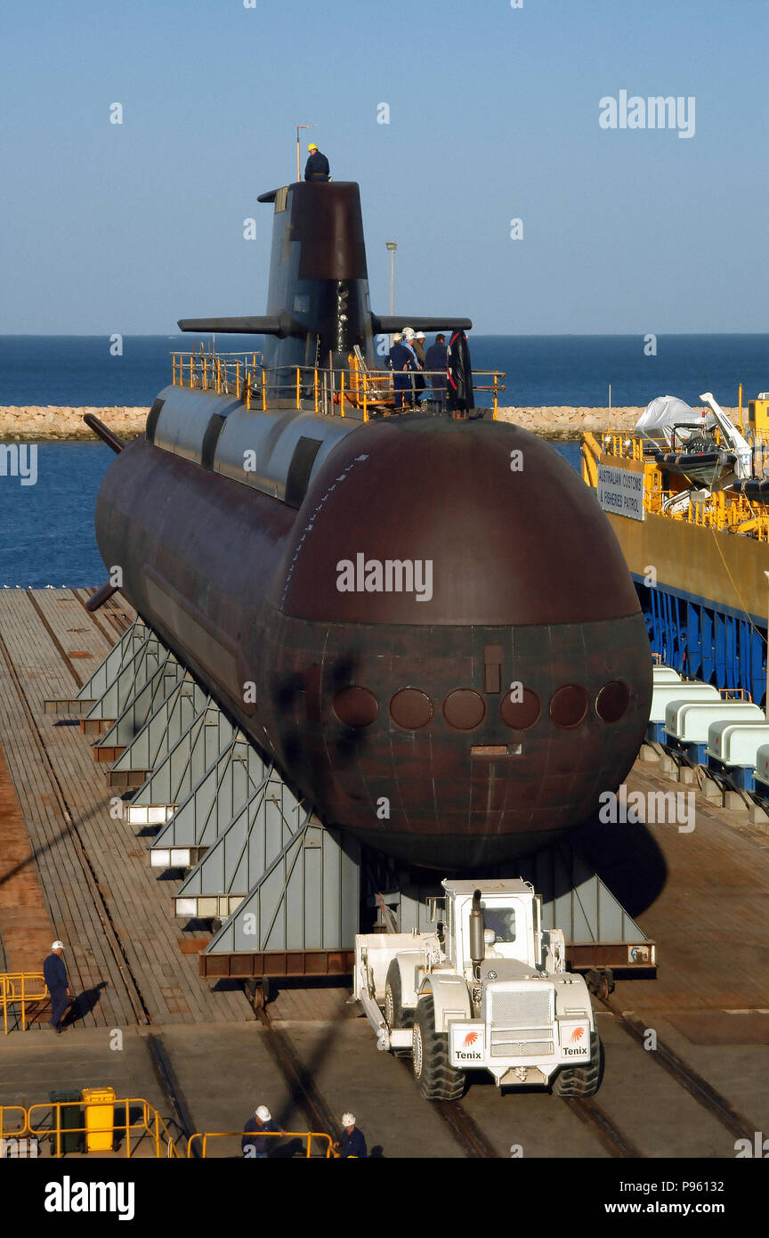 Royal Australian Navy classe Collins sommergibile HMAS Rankin, sul sollevamento sincronizzato uno scalo. Foto Stock