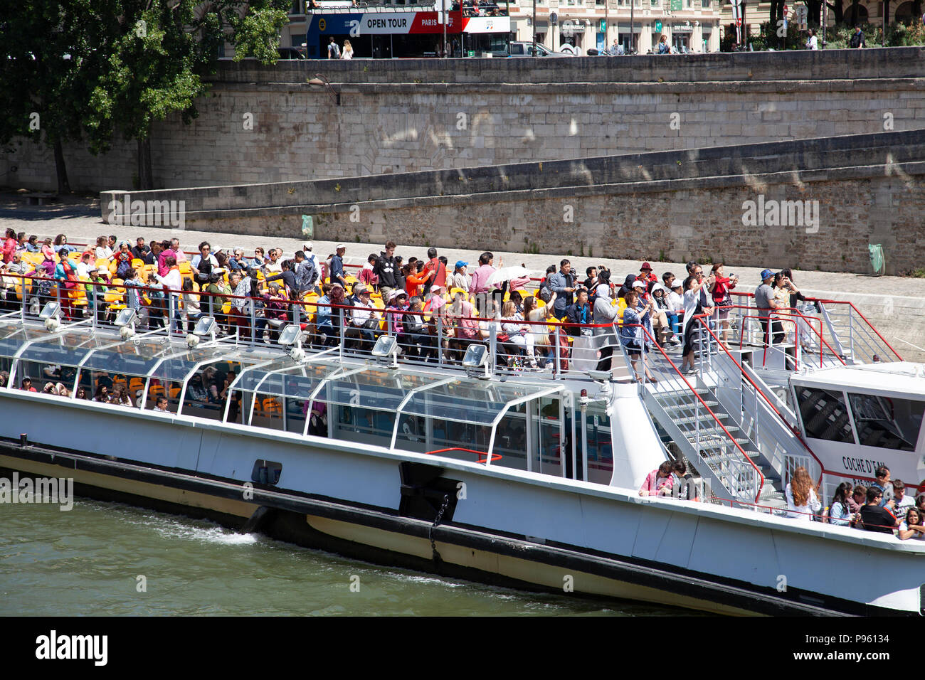 Crociera in barca sul fiume Senna a Parigi, Francia Foto Stock